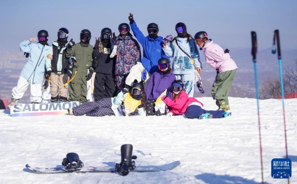 宇奇配资 时光相册丨新雪季开启！影像见证中国滑雪“华丽转身”